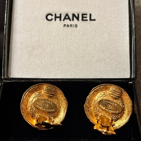 CHANEL Gold and Cream Statement Earrings - Clip on - Picture 4 of 10
